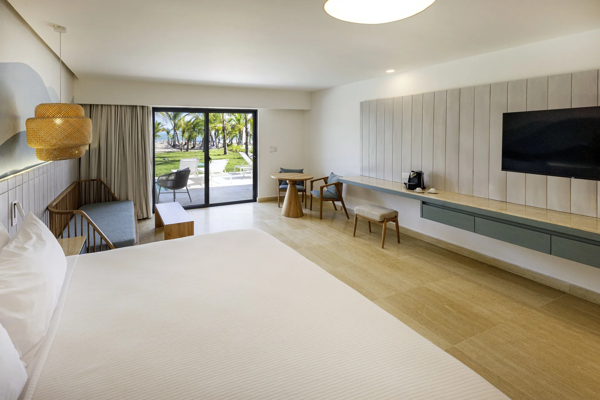 Splash Room with bed, TV wall, seating area, and patio doors at Viva Miches.